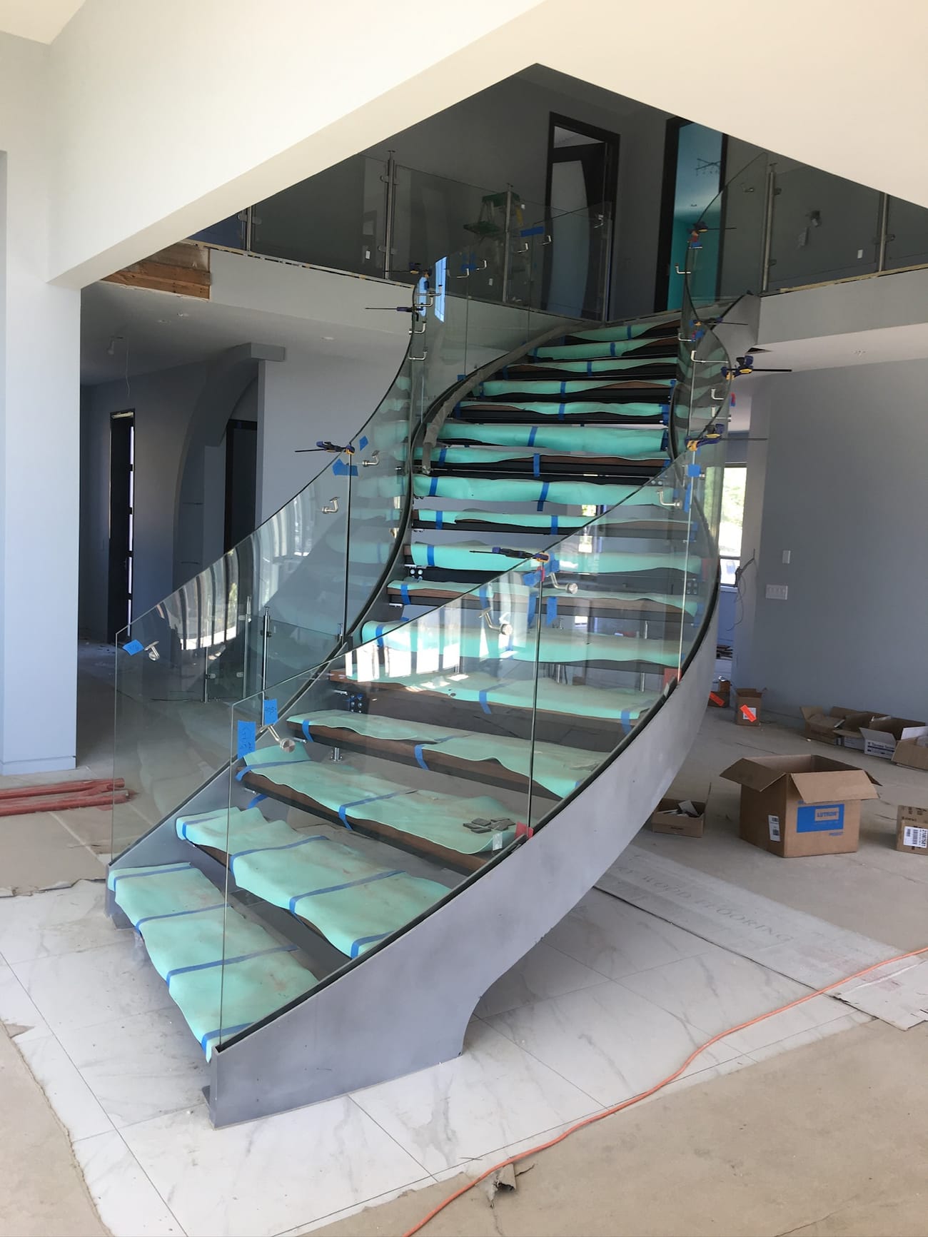 Curved frameless-glass staircase